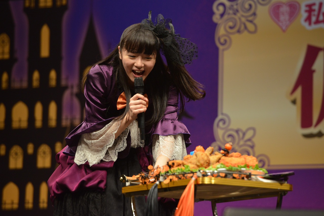 山盛りのフライドチキンをゆっくり運ぶ中山莉子。