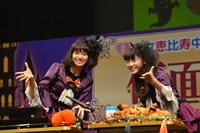 フライドチキンを紹介する星名美怜（左）と中山莉子（右）。