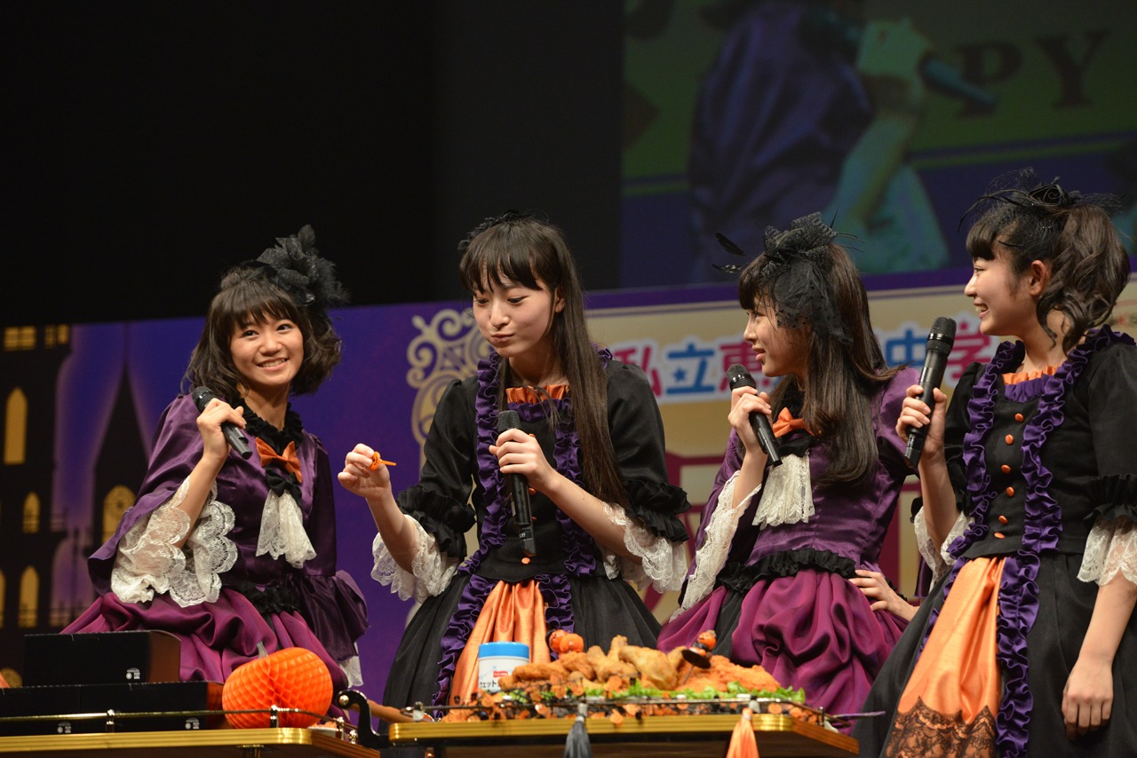 サークルKサンクスの商品「旨辛フライドチキン」を試食する松野莉奈（左から2番目）。