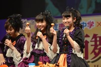 フライドチキンを試食する安本彩花、中山莉子、柏木ひなた（写真左から）。