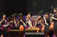 ステージ上でサークルKサンクスのフライドチキンを頬張る私立恵比寿中学。