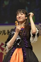 チキンを食べてごきげんな松野莉奈。