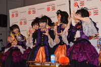 フライドチキンのおいしさを全身で表現する柏木ひなた（中央）、小林歌穂（右から2番目）、中山莉子（右端）。