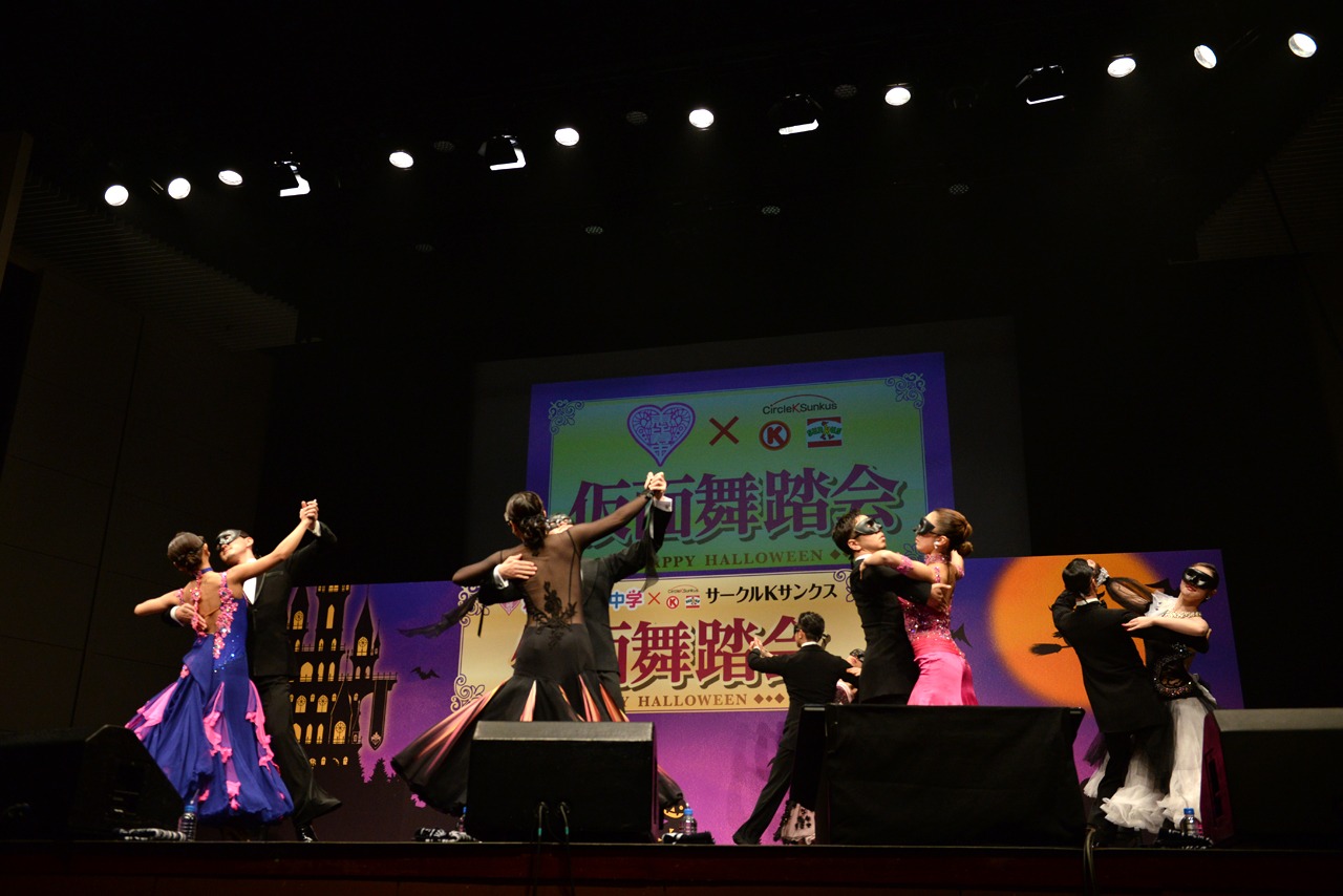 プロのダンサーによる華麗な社交ダンス。