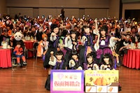 ファンと記念撮影する私立恵比寿中学。