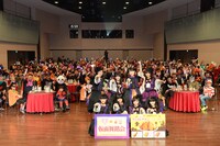 ファンと記念撮影する私立恵比寿中学。