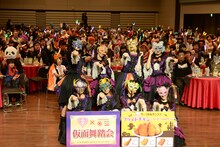 仮面姿で記念撮影する私立恵比寿中学。