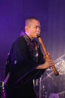 神永大輔（尺八）（写真提供：エイベックス・ミュージック・クリエイティヴ）