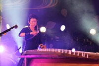 いぶくろ聖志（箏）（写真提供：エイベックス・ミュージック・クリエイティヴ）