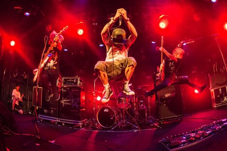 NAMBA69「LET IT ROCK TOUR 2015」東京・渋谷CLUB QUATTRO公演のアンコールの様子。(Photo by Terumi Fukano)