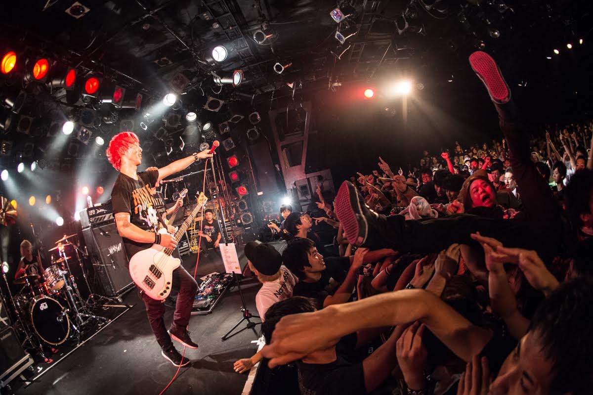 NAMBA69「LET IT ROCK TOUR 2015」東京・渋谷CLUB QUATTRO公演の様子。（Photo by Terumi Fukano）