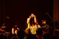 神田莉緒香のライブの様子。（写真提供：ストロボライツ）