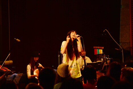 神田莉緒香のライブの様子。(写真提供:ストロボライツ)
