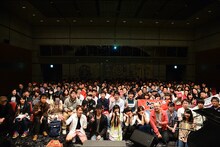 神田莉緒香のライブでの集合写真。（写真提供：ストロボライツ）