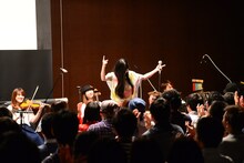 神田莉緒香のライブの様子。（写真提供：ストロボライツ）