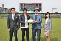 スキマスイッチと、MBS「全国高校ラグビー大会ハイライト」メインキャスターを務める大畑大介、小島瑠璃子。