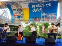 オリオンビール商品説明会で「世界を回せ!!」を披露する7!!。