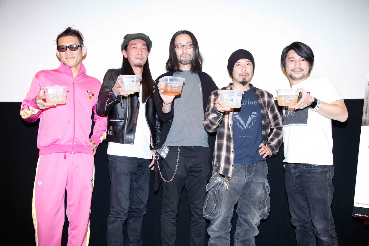 BRAHMAN×写真家・三吉ツカサ、映画館で酒を飲みつつ貴重トーク