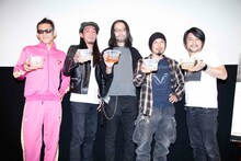 ウイスキーの水割りを手にするBRAHMANと三吉ツカサ。