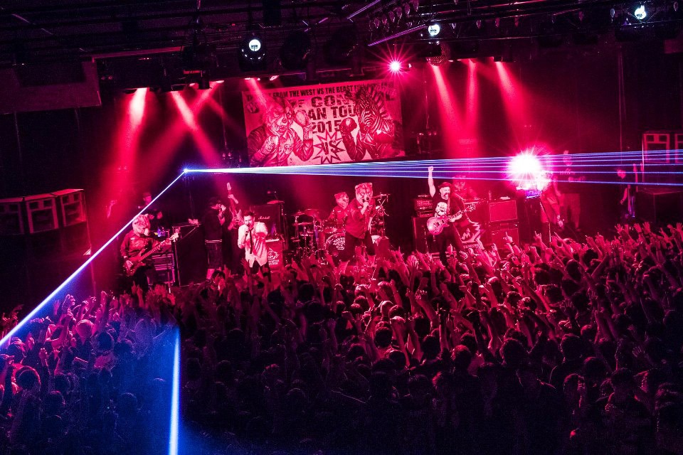 「Out of Control JAPAN Tour 2015」初日公演の様子。