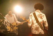 左から長岡亮介（Vo, G）、三浦淳悟（B）。