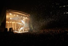 ペトロールズ「Our first "conventional" tour "Renaissance"」東京・日比谷野外大音楽堂公演の様子。