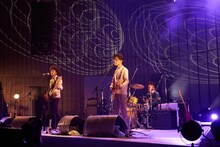 ペトロールズ「Our first "conventional" tour "Renaissance"」東京・日比谷野外大音楽堂公演の様子。