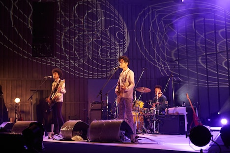 ペトロールズ「Our first "conventional" tour "Renaissance"」東京・日比谷野外大音楽堂公演の様子。