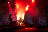 河村俊秀（Dr）がスモークに囲まれる様子。