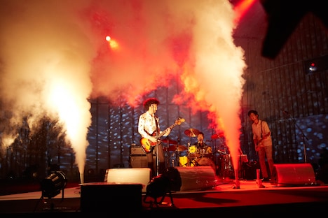 三浦淳悟（B）がスモークに囲まれる様子。