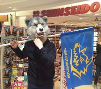 シングルの発売キャンペーンで東京都内のCDショップを訪れた際のKamikaze Boy（B）。