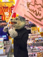 シングルの発売キャンペーンで東京都内のCDショップを訪れた際のSpear Rib（Dr）。