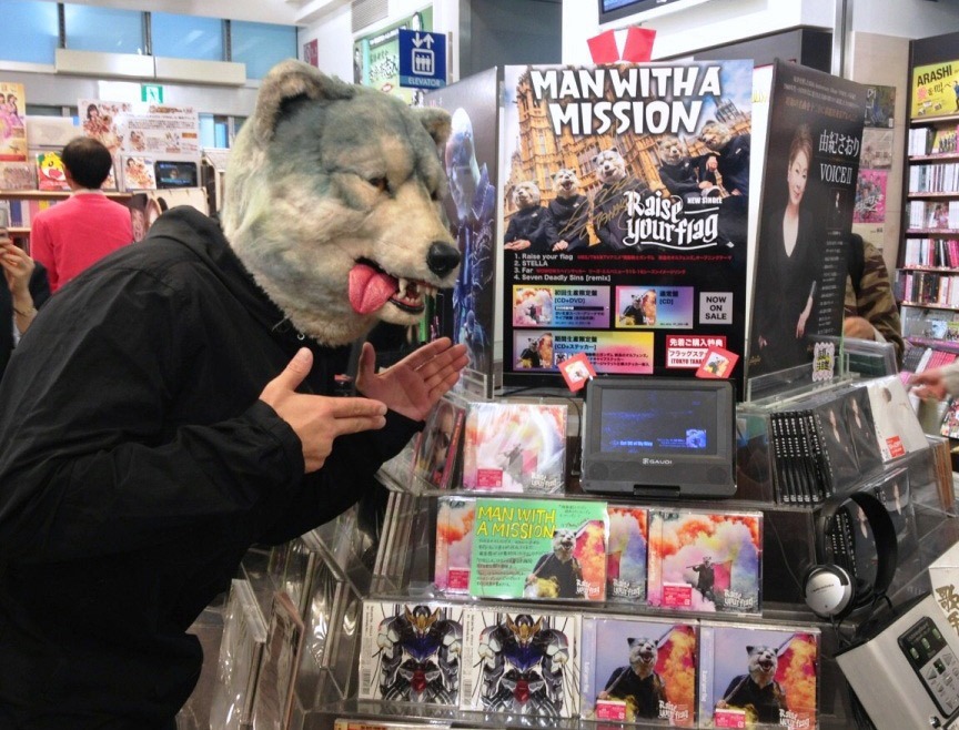 シングルの発売キャンペーンで東京都内のCDショップを訪れた際のTokyo Tanaka（Vo）。