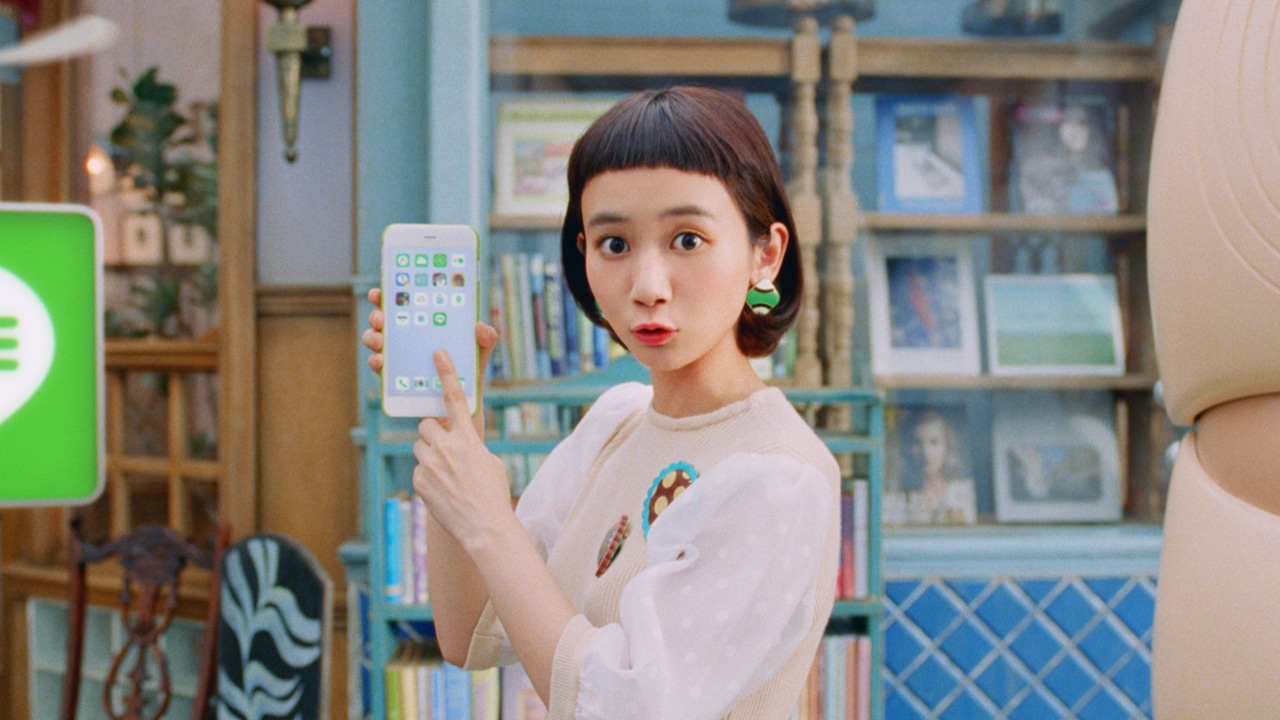三戸なつめが出演する「LINEバイト」テレビCMのワンシーン。