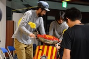 スクーターをステージに搬入するスペアザメンバー。