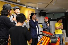 「SPECIAL OTHERS×テレビ神奈川『MUTOMA』 presents 『SPECIAL OTHERSデビュー10周年イヤーエディション・スクーター完成お披露目会』」の様子。