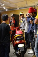 「SPECIAL OTHERS×テレビ神奈川『MUTOMA』 presents 『SPECIAL OTHERSデビュー10周年イヤーエディション・スクーター完成お披露目会』」の様子。