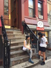 オレスカバンドのSAKI（左）とHAYAMI（右）。