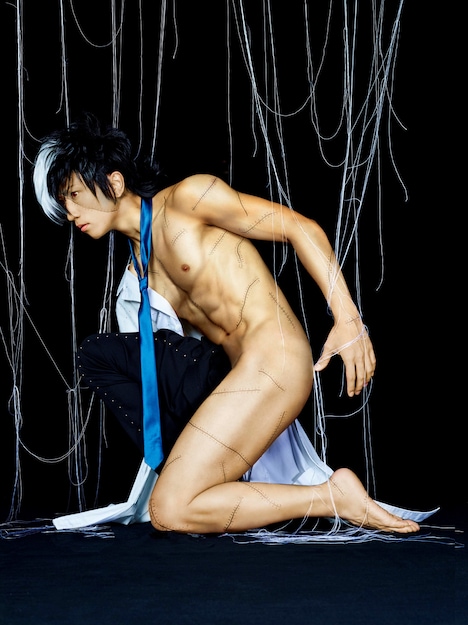 「ヤング ブラック・ジャック」のワンシーンを再現したUMI☆KUUNの全裸ビジュアル。