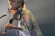 東出真緒（Violin）（Photo by Azusa Takada）