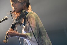 東出真緒（Violin）（Photo by Azusa Takada）