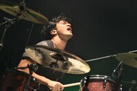 リアド偉武（Dr）/（Photo by Azusa Takada）