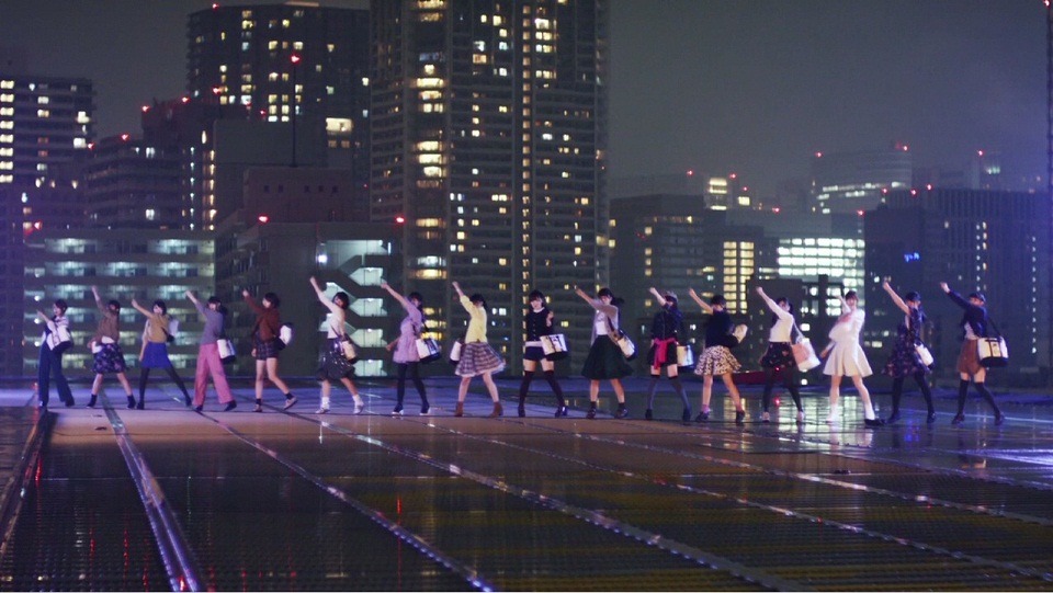 乃木坂46「ポピパッパパー」ミュージックビデオのワンシーン。