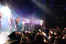 「PiiiiiiiN“愛ある青春ROCK NIGHT!”JAPAN TOUR 2015」ファイナル公演の様子。