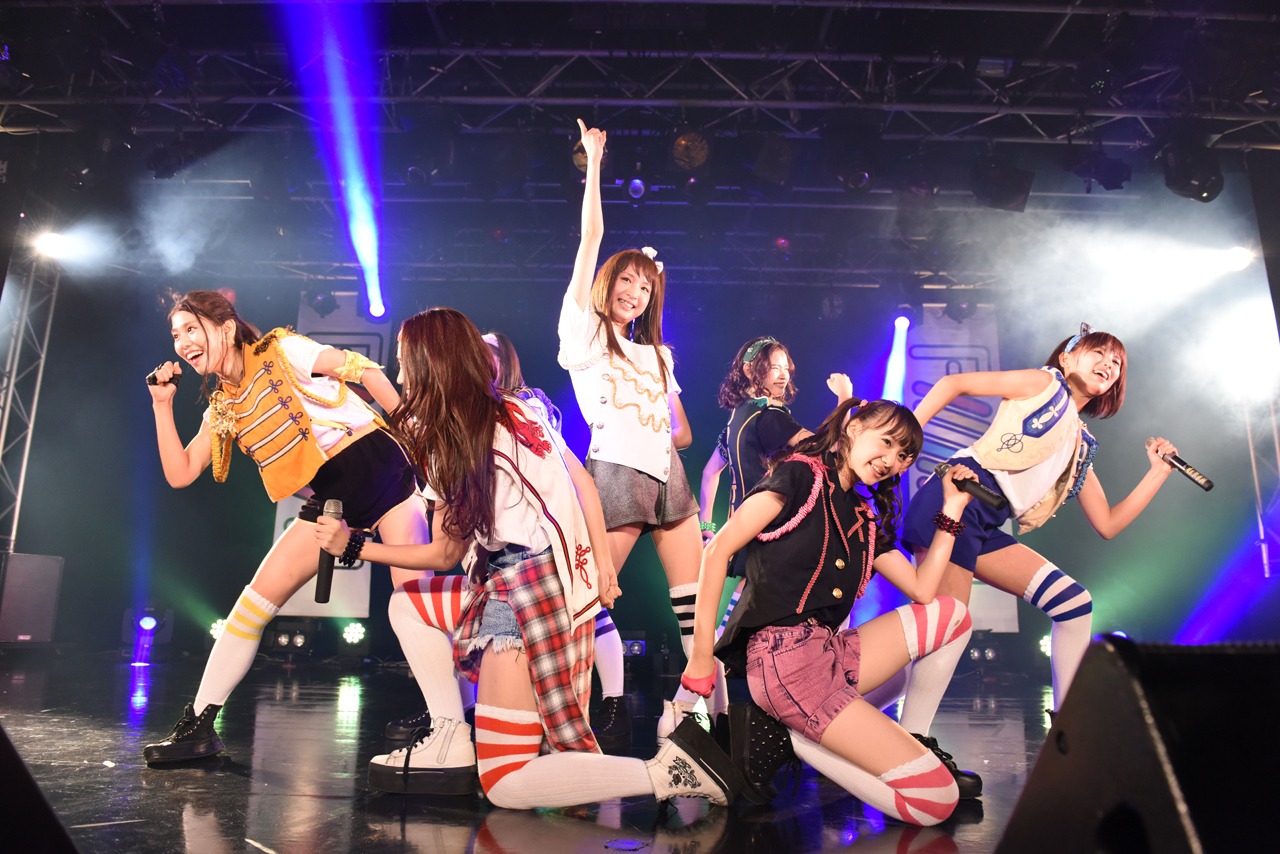 「PiiiiiiiN“愛ある青春ROCK NIGHT!”JAPAN TOUR 2015」ファイナル公演の様子。