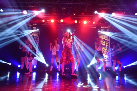 「PiiiiiiiN“愛ある青春ROCK NIGHT!”JAPAN TOUR 2015」ファイナル公演の様子。