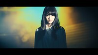 志田友美「Butterfly Effect」のミュージックビデオのワンシーン。