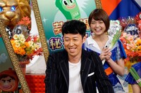 左から小籔千豊、Kaede（Negicco） (c)日本テレビ