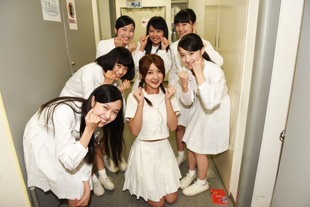 アイドルネッサンス、森咲樹（アップアップガールズ（仮））による記念撮影の様子。