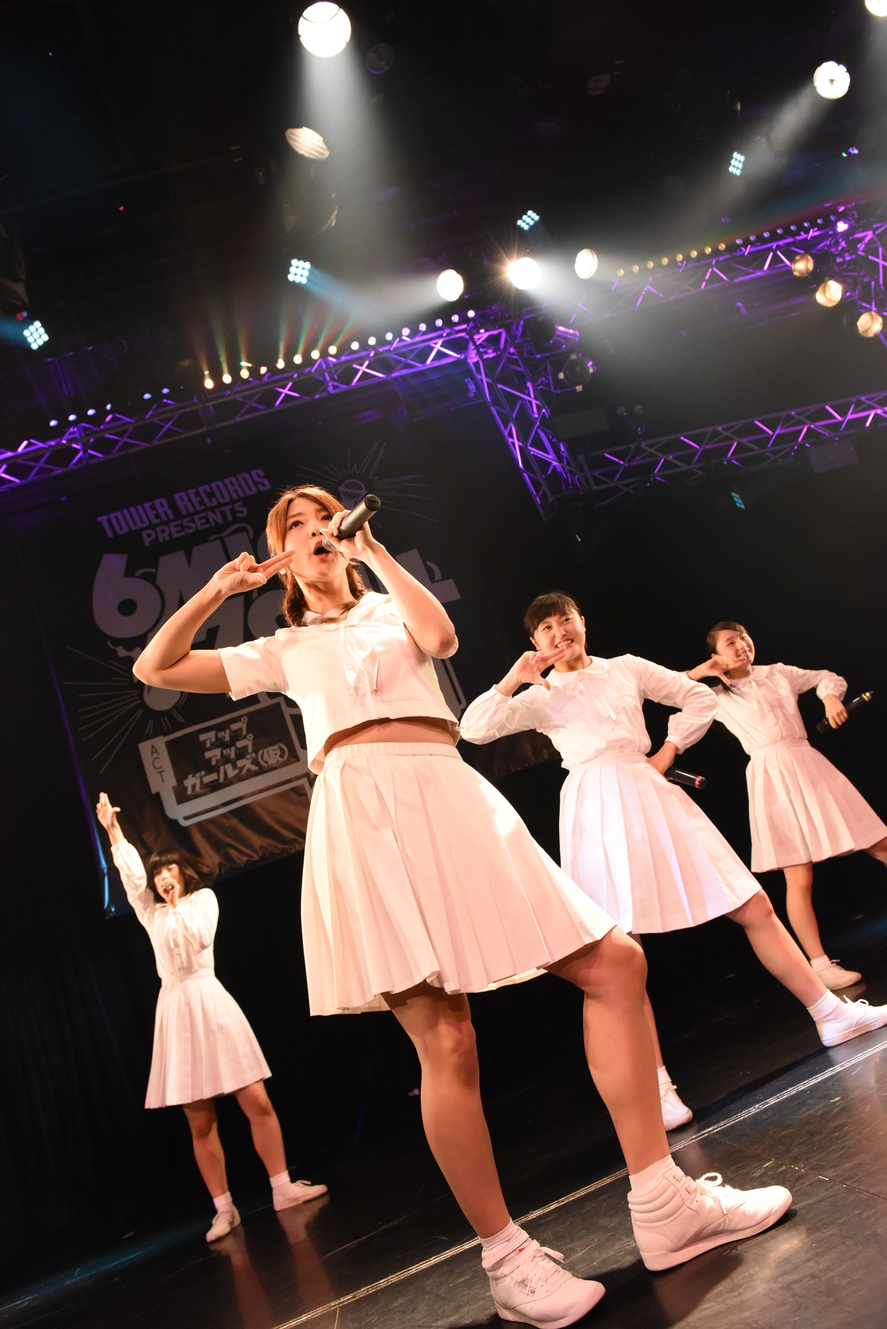 アイドルネッサンス、森咲樹（アップアップガールズ（仮））によるコラボライブの様子。